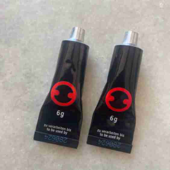 2 glue tubes