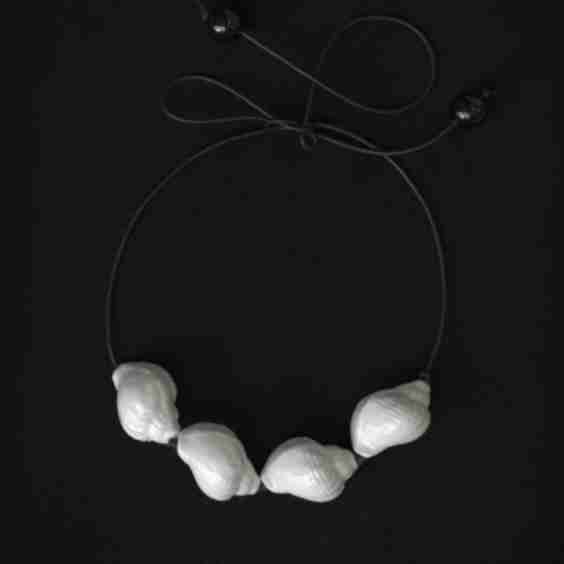 Shell Amulet Onyx Choker