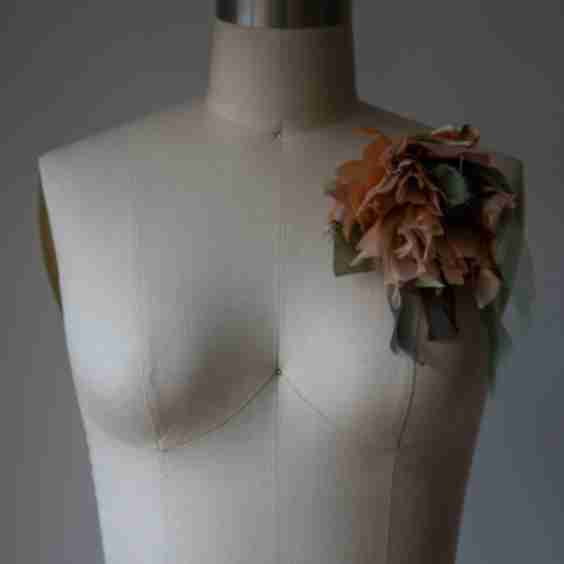 N° 184 falling flower brooch - Ususabi rose 