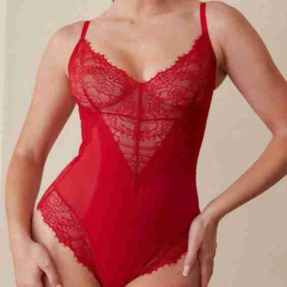 Smoothing Lace Shapewear Bodysuit