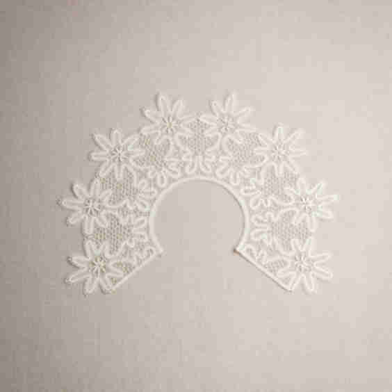 Daisy Lace Collar