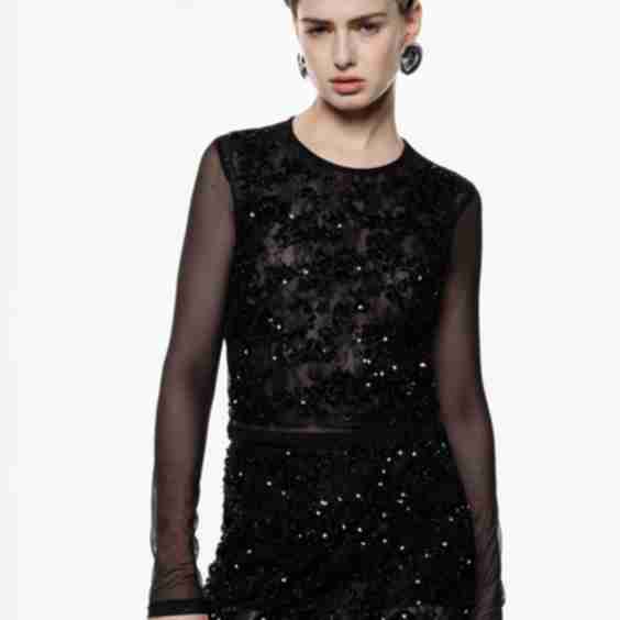 Top cropped con maniche in tulle e applicazioni