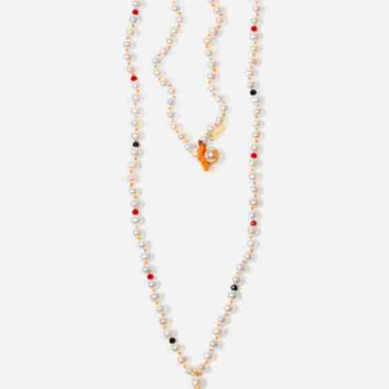 T-Shirt, Long Pearl Necklace with Ceramic Piece in the Shape of an I Love NY T-Shirt
