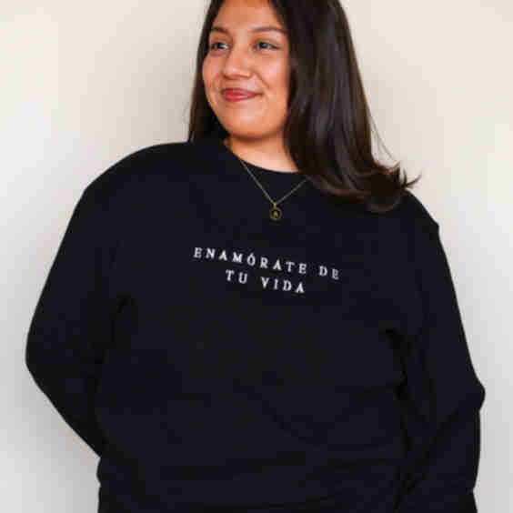'Enamórate De Tu Vida' Embroidered Black Crewneck