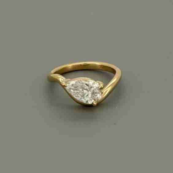 Igi-Certified 1 Ct Pear Curve Lab-Grown Diamond Ring