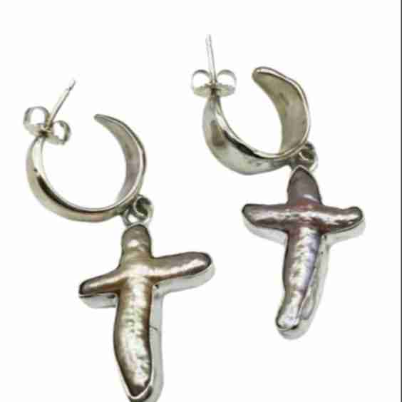 Signature Pearl Earring