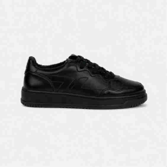 Beta B0 Sneakers
