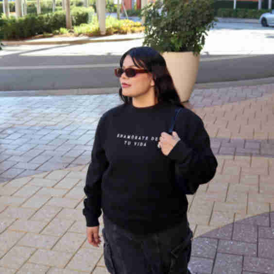 'Enamórate De Tu Vida' Embroidered Crewneck