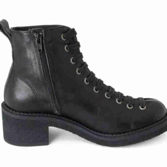 Slacker Wanderer Lace-Up Ankle Boots